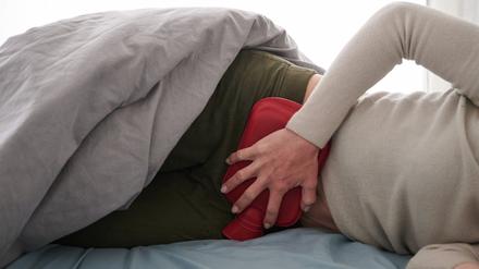 Viele Betroffene der Unterleibserkrankung Endometriose leiden unter starken Symptomen und damit verbundenen Einschränkungen im Alltag. (Symbolbild)