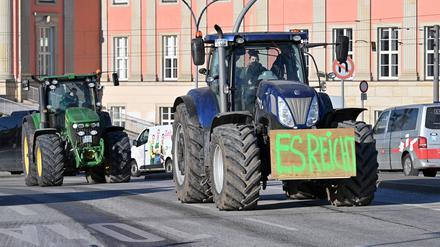Potsdam, 08.01.2024, Lokales, Bauernprotest, Trecker-Demo, Demonstration, Traktorkorso, Protestfahrt, Protest, Landwirte, Traktor, Trecker, Traktoren, Foto: Ottmar Winter PNN ACHTUNG: Foto ist ausschließlich für redaktionelle Berichterstattung der PNN und des TGSP! Eine kommerzielle Nutzung, z.B. Werbung, ist ausgeschlossen. Die Weitergabe an nicht autorisierte Dritte, insbesondere eine weitergehende Vermarktung über Bilddatenbanken, ist unzulässig.