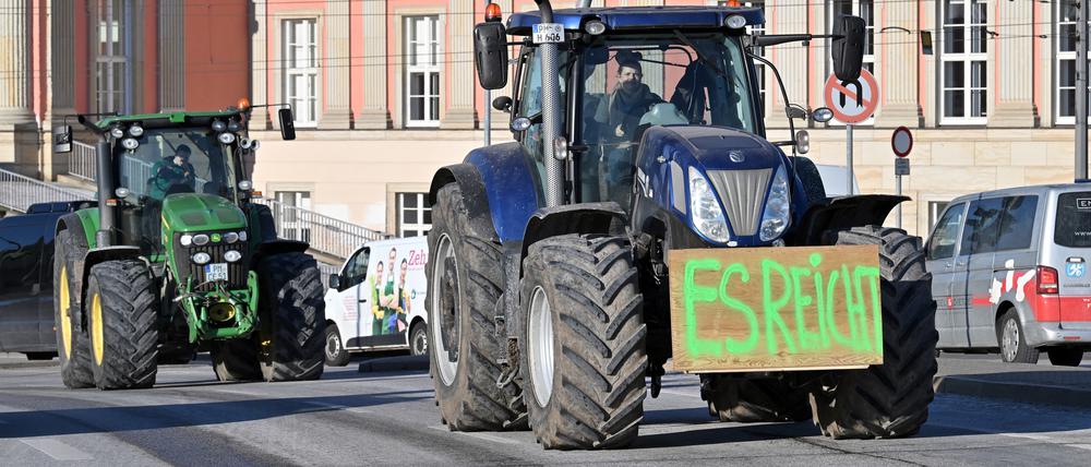 Potsdam, 08.01.2024, Lokales, Bauernprotest, Trecker-Demo, Demonstration, Traktorkorso, Protestfahrt, Protest, Landwirte, Traktor, Trecker, Traktoren, Foto: Ottmar Winter PNN ACHTUNG: Foto ist ausschließlich für redaktionelle Berichterstattung der PNN und des TGSP! Eine kommerzielle Nutzung, z.B. Werbung, ist ausgeschlossen. Die Weitergabe an nicht autorisierte Dritte, insbesondere eine weitergehende Vermarktung über Bilddatenbanken, ist unzulässig.