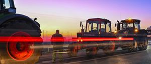 Landwirte blockieren mit ihren Fahrzeugen am 10. Januar 2023 die Auffahrt auf die Autobahn A12 in Richtung Berlin. (Archivbild)