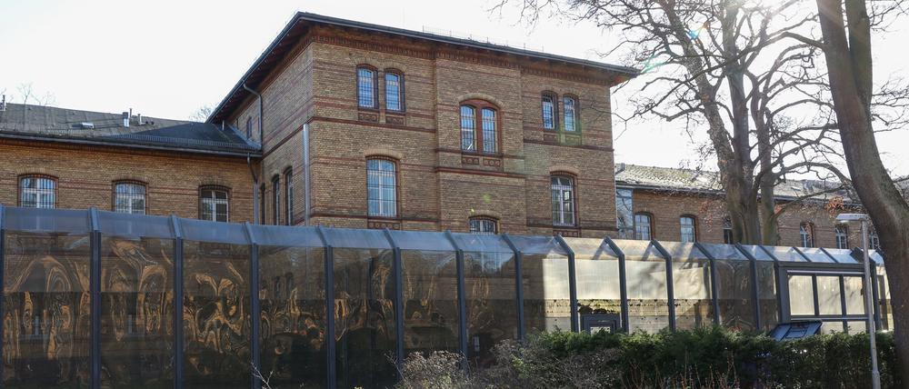 Blick auf eines der Gebäude vom Krankenhaus-Maßregelvollzug für als psychiatrisch auffällig oder suchtkrank eingestufte Straftäter auf dem Gelände der Karl-Bonhoeffer-Nervenklinik.