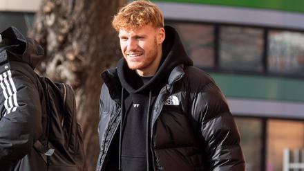 Yorbe Vertessen trug bislang zivil, nun kann er sich das Trikot des 1. FC Union überstreifen.