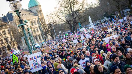 Zahlreiche Menschen nehmen an einer Demonstration gegen Rechtsextremismus auf dem Opernplatz teil. 