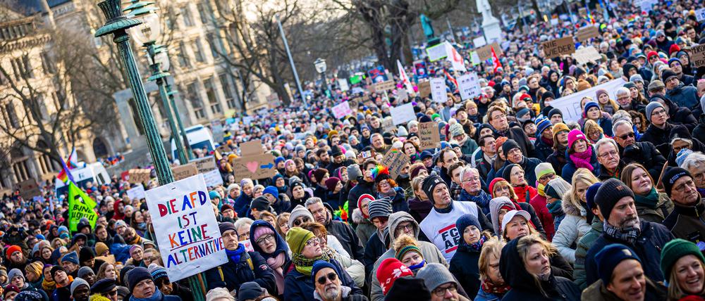 Zahlreiche Menschen nehmen an einer Demonstration gegen Rechtsextremismus auf dem Opernplatz teil. 