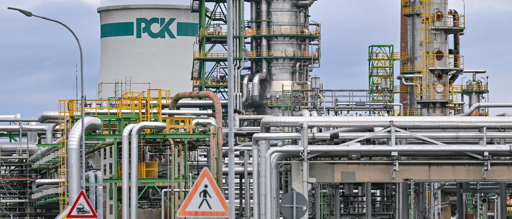ARCHIV - 15.11.2023, Brandenburg, Schwedt/Oder: Die PCK-Raffinerie in Schwedt versorgt große Teile Nordostdeutschlands mit Benzin und Diesel. Sie gehört mehrheitlich dem staatlichen russischen Rosneft-Konzern. Die Linke stellt sich hinter Erwägungen, die bisher unter staatlicher Treuhandverwaltung stehenden Rosneft-Anteile zu verstaatlichen. (zu dpa: «Linke für Verstaatlichung der Rosneft-Anteile am PCK Schwedt») Foto: Patrick Pleul/dpa +++ dpa-Bildfunk +++