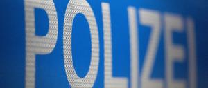 Das Wort Polizei ist im Rahmen eines Fototermins auf der Karosserie eines Polizeifahrzeugs zu sehen.