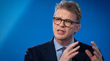 Christian Sewing sieht die Deutsche Bank auf gutem Weg. Davon sollen die Aktionäre profitieren.