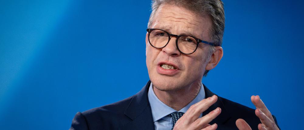 Christian Sewing sieht die Deutsche Bank auf gutem Weg. Davon sollen die Aktionäre profitieren.