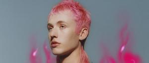 Gerrit Jacob hat sein Handwerk in London gelernt und zeigt seine neusten Entwürfe während der Berliner Fashion Week in einem stillgelegten Kaufhaus in Neukölln.