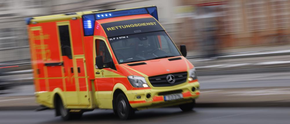 Ein Rettungswagen in Potsdam im Einsatz. (Symbolbild)