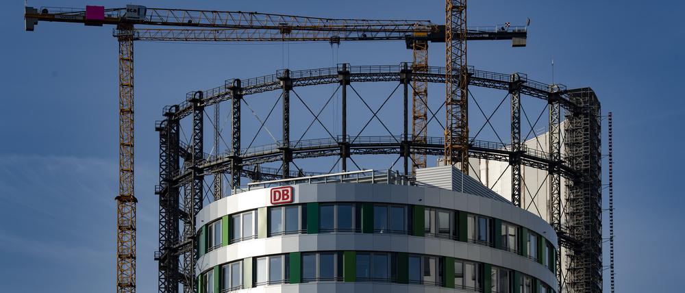 Baukräne stehen am Gasometer in Schöneberg. Ein 70 Meter hoher Bürobau auf der Innenfläche des historischen Stahlkorsetts ist inzwischen fertiggestellt und an die Deutsche Bahn übergeben worden.