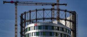 ARCHIV - 12.04.2022, Berlin: Baukräne stehen am Gasometer in Schöneberg. Ein 70 Meter hoher Bürobau auf der Innenfläche des historischen Stahlkorsetts ist inzwischen fertiggestellt und an die Deutsche Bahn übergeben worden. (zu dpa: «Bürobau im Gasometer Schöneberg fertig und übergeben») Foto: Paul Zinken/dpa +++ dpa-Bildfunk +++