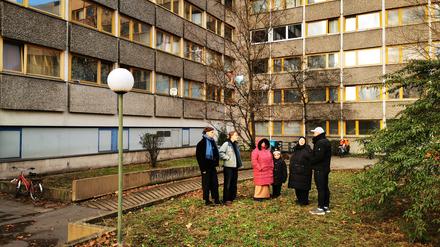 Mieter:innen vom Hafenplatz beraten sich. 
