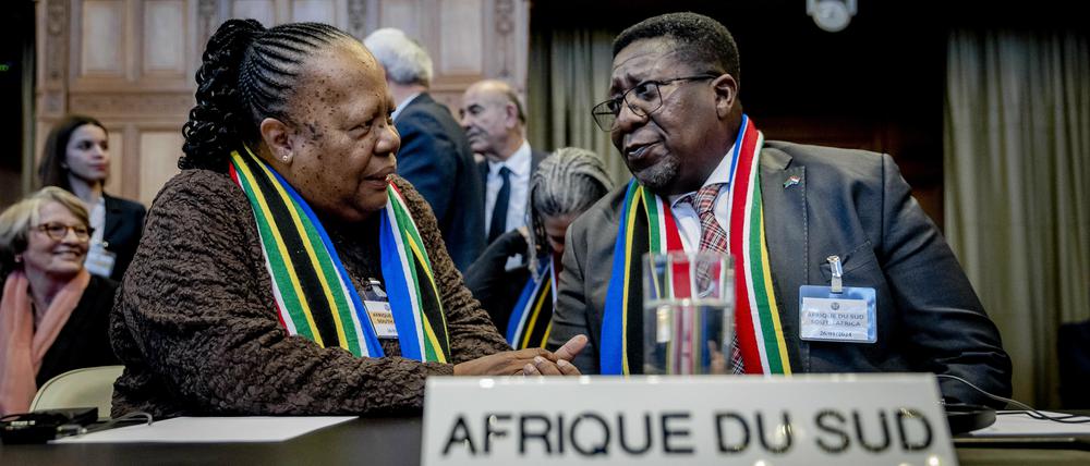 Südafrikas Außenministerin Naledi Pandor und Vusimuzi Madonsela, der südafrikanische Botschafter in den Niederlanden, während eines Verfahrens des Internationalen Gerichtshofs (IGH) über einen Antrag Südafrikas auf Notfallmaßnahmen für Gaza. 