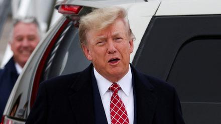 Donald Trump am 1. Mai 2023 am Aberdeen International Airport in Schottland.