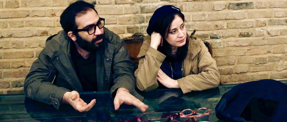 Die beiden iranischen Filmemacher Maryam Moghaddam (r) und Behtash Sanaeeha. Die zwei Regisseure Moghadam und Sanaeeha sind dieses Jahr mit ihrem Film «Ballad of a White Cow» im Wettbewerb der Berlinale vertreten. Der Film gehört zu den kontroversesten Filmen, die je im Iran gemacht wurden und bricht in dem streng islamischen Land gleich mehrere Tabus. Ein Fehlurteil der Justiz, die Hinrichtung eines Unschuldigen und dann noch eine Amour fou zwischen Witwe und Todesrichter. (zu dpa: ««Ballad of a White Cow»: Film führt zu Kontroversen im Iran») +++ dpa-Bildfunk + 
