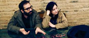 Die beiden iranischen Filmemacher Maryam Moghaddam (r) und Behtash Sanaeeha. Die zwei Regisseure Moghadam und Sanaeeha sind dieses Jahr mit ihrem Film «Ballad of a White Cow» im Wettbewerb der Berlinale vertreten. Der Film gehört zu den kontroversesten Filmen, die je im Iran gemacht wurden und bricht in dem streng islamischen Land gleich mehrere Tabus. Ein Fehlurteil der Justiz, die Hinrichtung eines Unschuldigen und dann noch eine Amour fou zwischen Witwe und Todesrichter. (zu dpa: ««Ballad of a White Cow»: Film führt zu Kontroversen im Iran») +++ dpa-Bildfunk + 