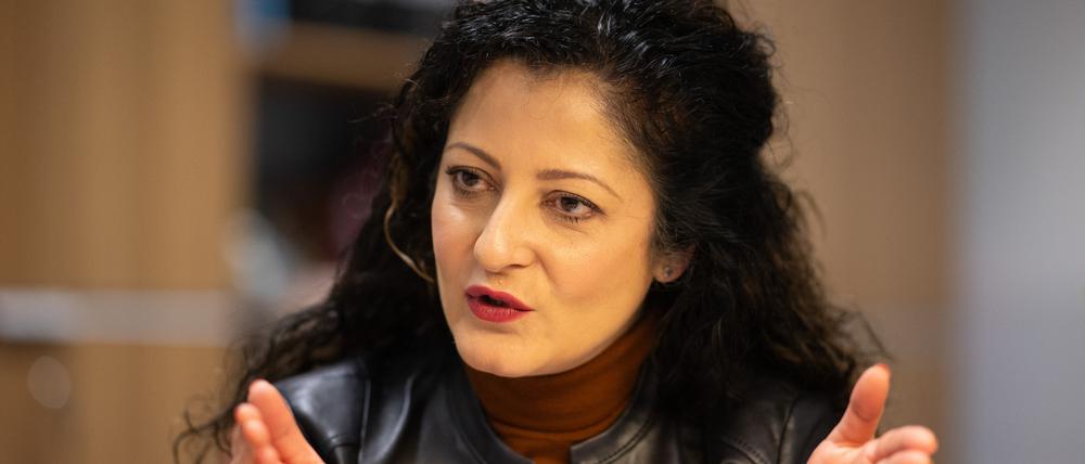 Cansel Kiziltepe (SPD), Berliner Senatorin für Arbeit, Soziales, Gleichstellung, Integration, Vielfalt und Antidiskriminierung, sitzt während eines Interviews in ihrem Büro.