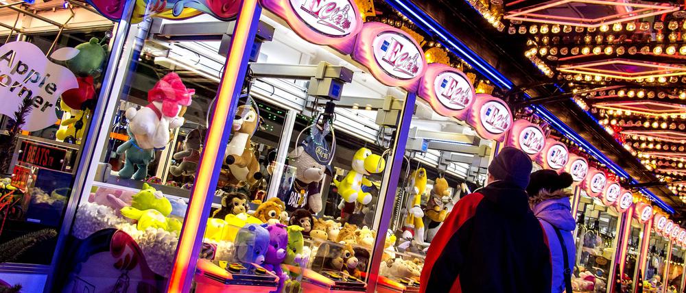Hell erleuchtete Greifarm-Automaten auf dem Jahrmarkt in einer Reihe. (Symbolbild)