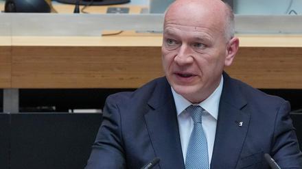 Kai Wegner (CDU), Regierender Bürgermeister von Berlin, spricht während der Aktuellen Stunde der Plenarsitzung im Abgeordnetenhaus.