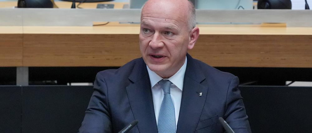 Kai Wegner (CDU), Regierender Bürgermeister von Berlin, spricht während der Aktuellen Stunde der Plenarsitzung im Abgeordnetenhaus.