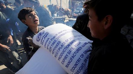 Hilfslieferungen von UNRWA, wie hier Mehl, sind für die Menschen in Gaza überlebenswichtig.
