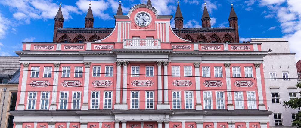 Das historische Rathaus in Rostock. Das Migrationsamt der Hansestadt sucht einen Sachbearbeiter für „Remigration“. 