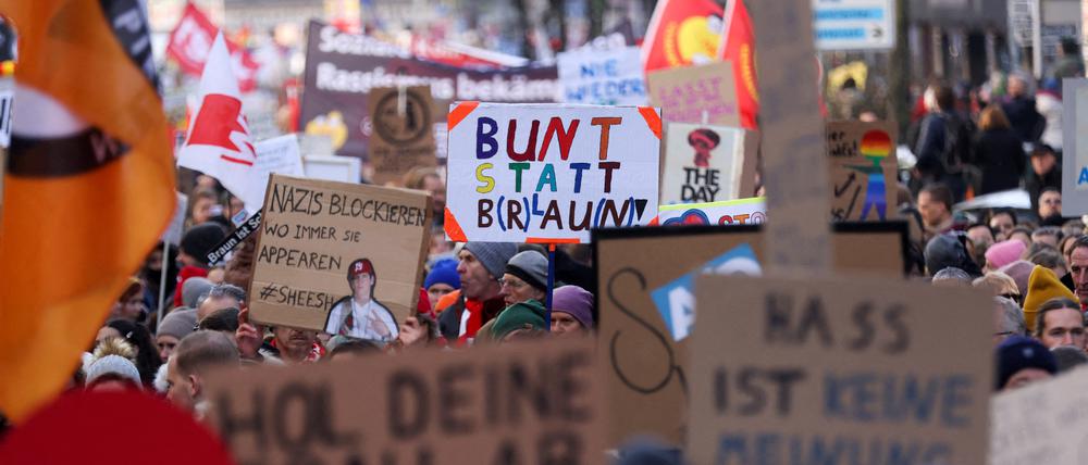 Menschen nehmen an einer Demonstration gegen die Partei Alternative für Deutschland (AfD), Rechtsextremismus und für den Schutz der Demokratie in Düsseldorf, Deutschland, 27. Januar 2024, teil. 