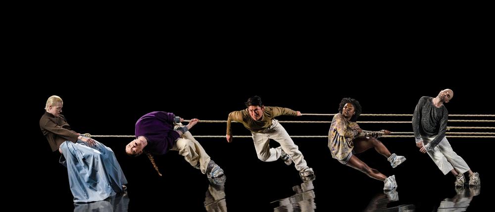 Der Choreograf Jefta van Dinther beschränkt sich auf wenige Bewegungen, seine Choreografie tendiert zum Minimalistischen.