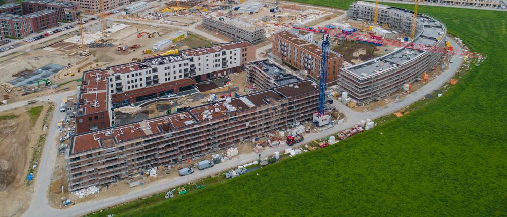 Mehrfamilienhäuser mit tausenden Wohnungen werden im Neubaugebiet Kronsrode in Hannover gebaut. 
