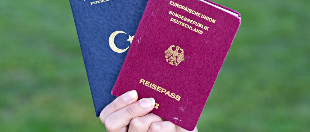Der Diskurs gegenüber Einwanderern ist deutlich nach rechts gerückt. Doppelstaatler müssen langsam Angst bekommen, wenn die Pläne von AfD und CDU ernst werden sollten.