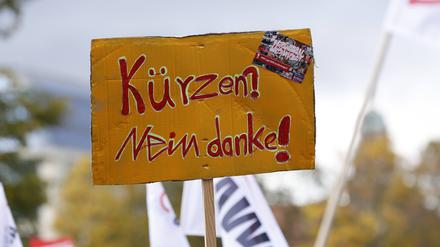 Gegen die Sparvorgaben des Senats gibt es seit Monaten Protest – wie hier vor dem Roten Rathaus im November.