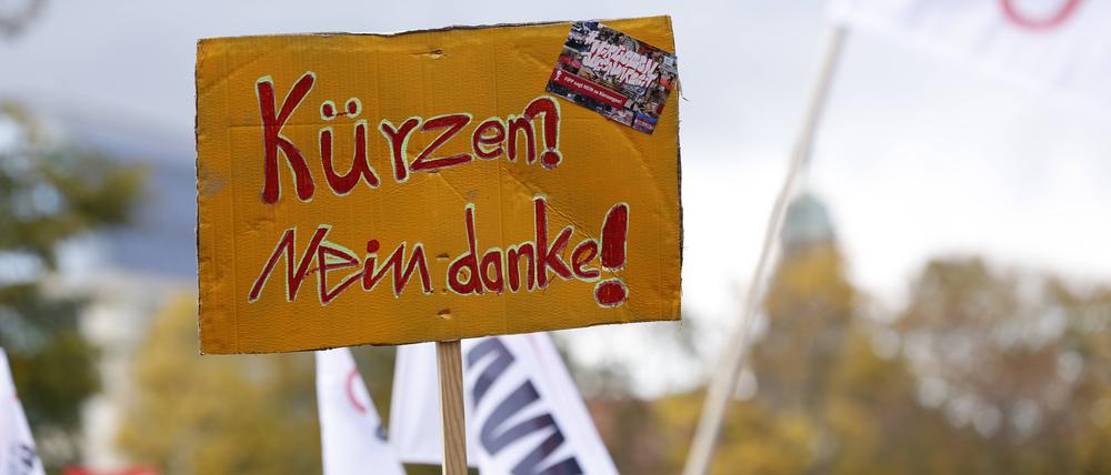 Gegen die Sparvorgaben des Senats gibt es seit Monaten Protest – wie hier vor dem Roten Rathaus im November.
