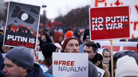 Teilnehmer demonstrieren im Rahmen der weltweiten Aktion «Russland ohne Putin» gegen die Wiederwahl des russischen Präsidenten Putin vor dem Brandenburger Tor in Berlin. 