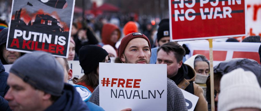 Teilnehmer demonstrieren im Rahmen der weltweiten Aktion «Russland ohne Putin» gegen die Wiederwahl des russischen Präsidenten Putin vor dem Brandenburger Tor in Berlin. 