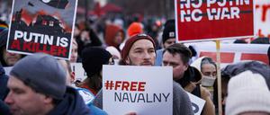 Teilnehmer demonstrieren im Rahmen der weltweiten Aktion «Russland ohne Putin» gegen die Wiederwahl des russischen Präsidenten Putin vor dem Brandenburger Tor in Berlin.