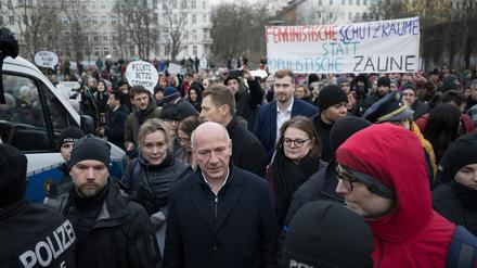 Kai Wegner (CDU), Regierender Bürgermeister von Berlin, bei einem Besuch im Görlitzer Park.