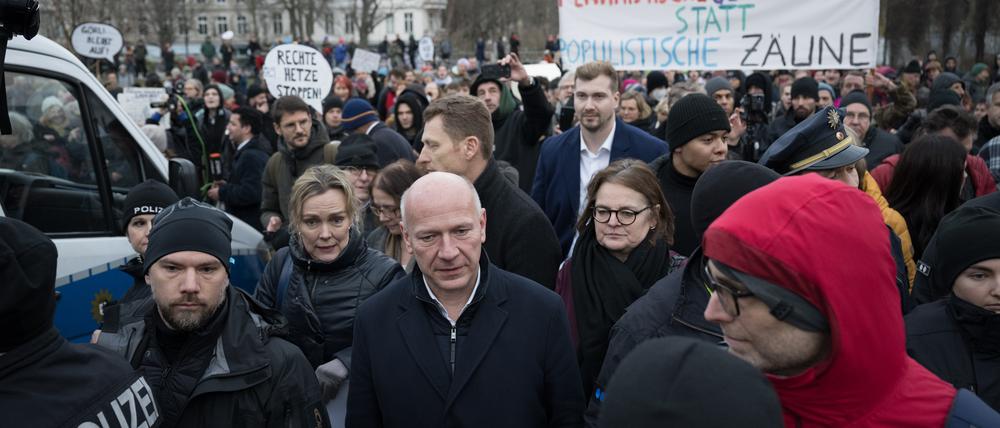 Kai Wegner (CDU), Regierender Bürgermeister von Berlin, bei einem Besuch im Görlitzer Park.