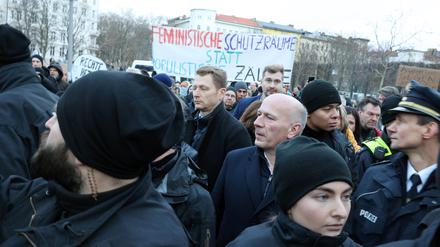 Umringt von Protest: Kai Wegner vergangene Woche beim Senatsbesuch im Görlitzer Park. 