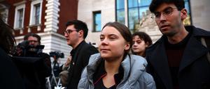 Nach dem ersten Prozesstag: Die Klimaaktivistin plädiert vor dem Westminster Magistrates’ Court in London auf unschuldig.