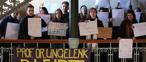 Rund 100 Studierende protestierten gegen den Weggang ihres Professors Johannes Ungelenk.