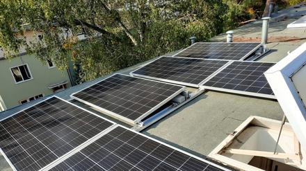 Zu einer klimafreundlichen Siedlung gehört auch Solarenergie – hier Am Wieselbau im Südwesten Berlins.