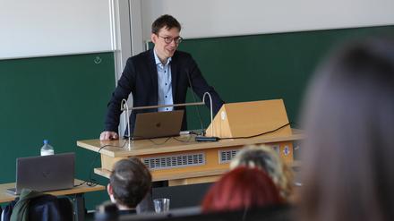Juniorprofessor Johannes Ungelenk hat gegen die Uni Potsdam geklagt, weil diese ihm trotz guter Leistungen keine ordentliche Professur geben wollte.