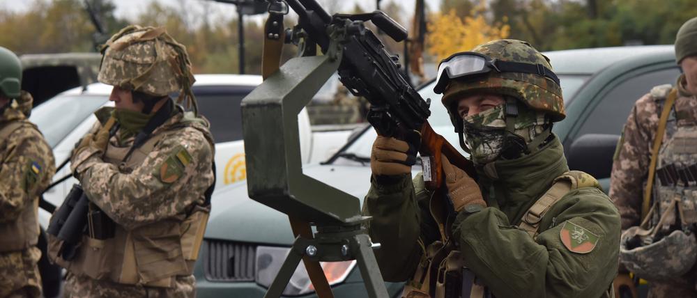 Ein ukrainischer Soldat demonstriert seine Waffe. 