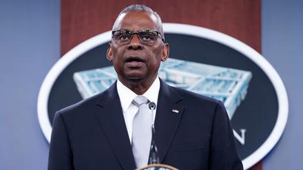 Lloyd Austin, Verteidigungsminister der USA, spricht bei einer Pressekonferenz im Pentagon. 