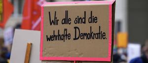 Ein Plakat bei einer Demo gegen Rechtsextremismus in Hessen.