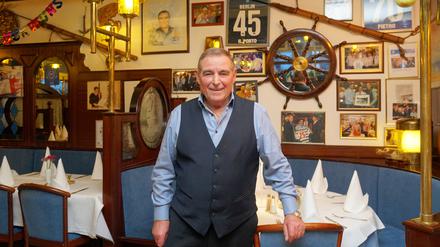 Pietro Piredda (75) vor Hertha-Erinnerungsstücken in seinem seit 50 Jahren bei den Berliner Fußballern und Fans beliebten Ristorante Il Porto.
