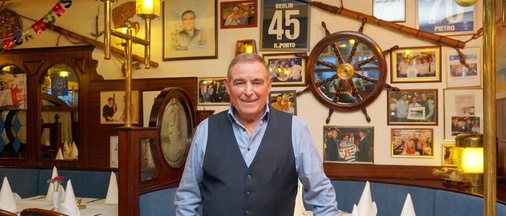 Pietro Piredda (75) vor Hertha-Erinnerungsstücken in seinem seit 50 Jahren bei den Berliner Fußballern und Fans beliebten Ristorante Il Porto.
