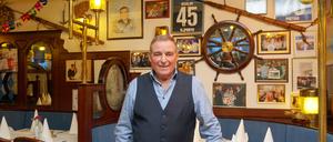 Pietro Piredda (75) vor Hertha-Erinnerungsstücken in seinem seit 50 Jahren bei den Berliner Fußballern und Fans beliebten Ristorante Il Porto.