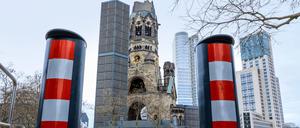 City Berlin Breitscheidplatz Truck Bloc Berlin, 02.04.2021: Kaiser-Wilhelm-Gedaechtnis-Kirche neben Hotel Motel One Berlin-Upper West und Waldorf Astoria Berlin. Wenige Fussgaenger laufen zur Zeit der Corona-Pandemie in der Osterzeit durch Berlins Innenstadt. Truck bloc Sicherheitssperre am Berliner Breitscheidplatz. Berlin Berlin Deutschland Breitscheidplatz *** City Berlin Breitscheidplatz Truck Bloc Berlin, 02 04 2021 Kaiser Wilhelm Memorial Church next to Hotel Motel One Berlin Upper West and Waldorf Astoria Berlin Few pedestrians walk through Berlins city center at the time of the Corona Pandemic in the Easter season Truck bloc security blockade at Berlin Breitscheidplatz Berlin Berlin Germany Breitscheidplatz 